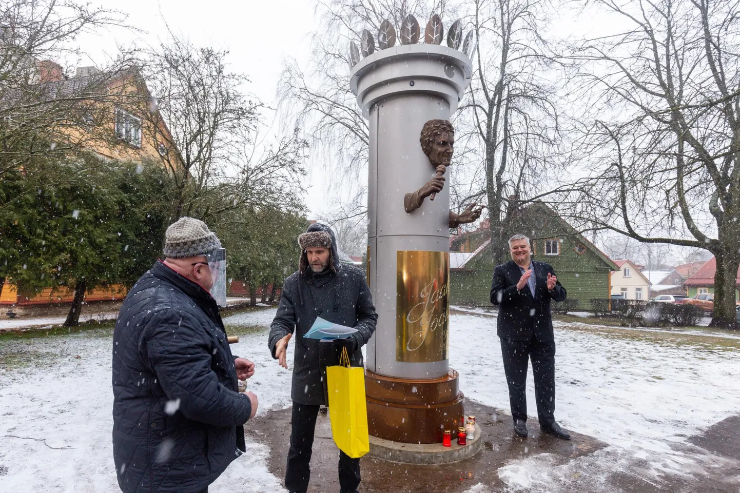 Kujur Mati Karmin, Viljandi linnavolikogu esimees Helir-Valdor Seeder ja Viljandi linnavolikogu liige Harri Juhani Aaltonen Jaak Joala mälestusmärgi avamisel.