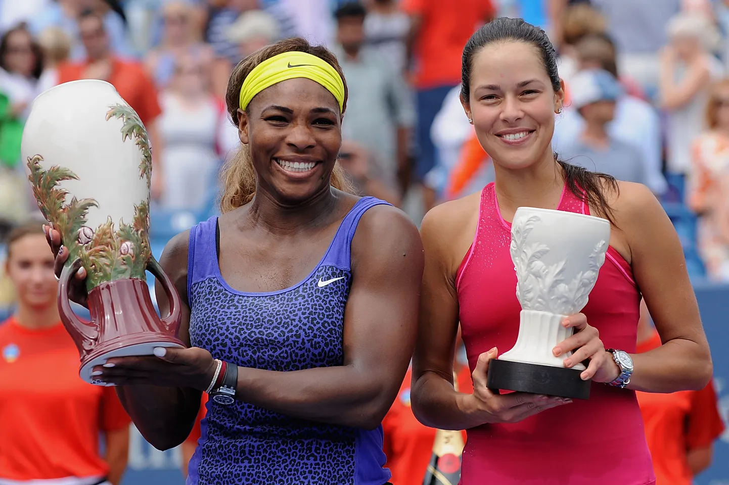 Serena Williams ja Ana Ivanovic Cincinnatis võidetud karikatega.