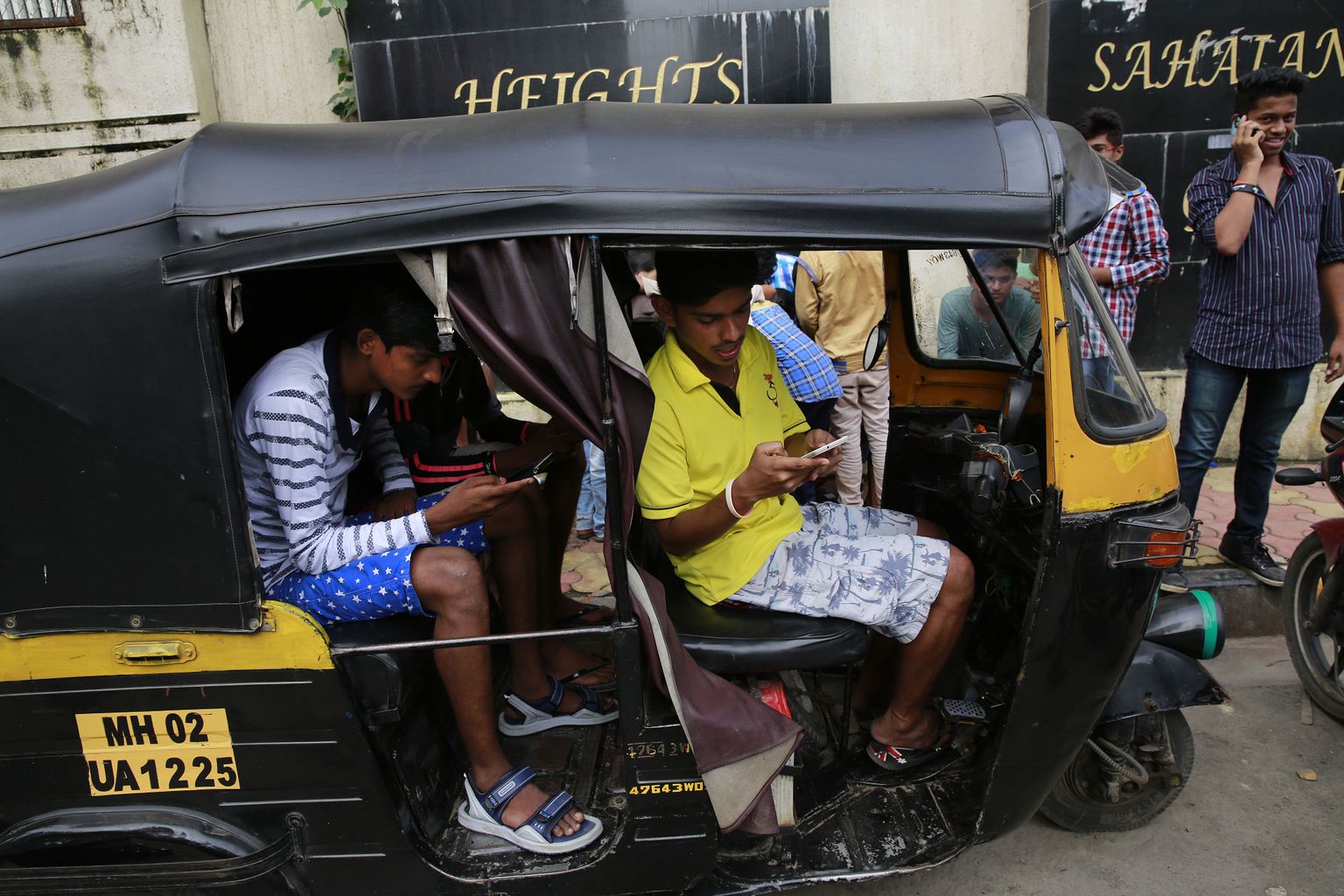 Mumbai noored rikšade abil taskukoletisi taga ajamas