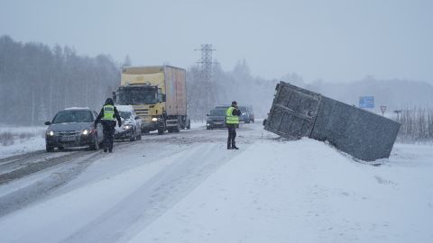Viljandimaal juhtus libedal teel järjest kahe veoautoga liiklusõnnetus