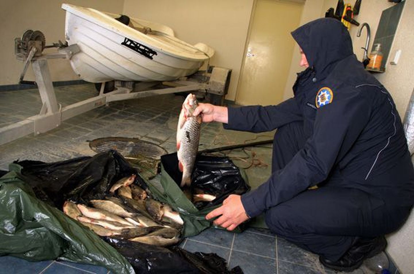 Keskkonnakaitseinspektor on röövpüüdjatelt ära võtnud hulga ebaseaduslikult püütud kalu ja ka püügivahendid.