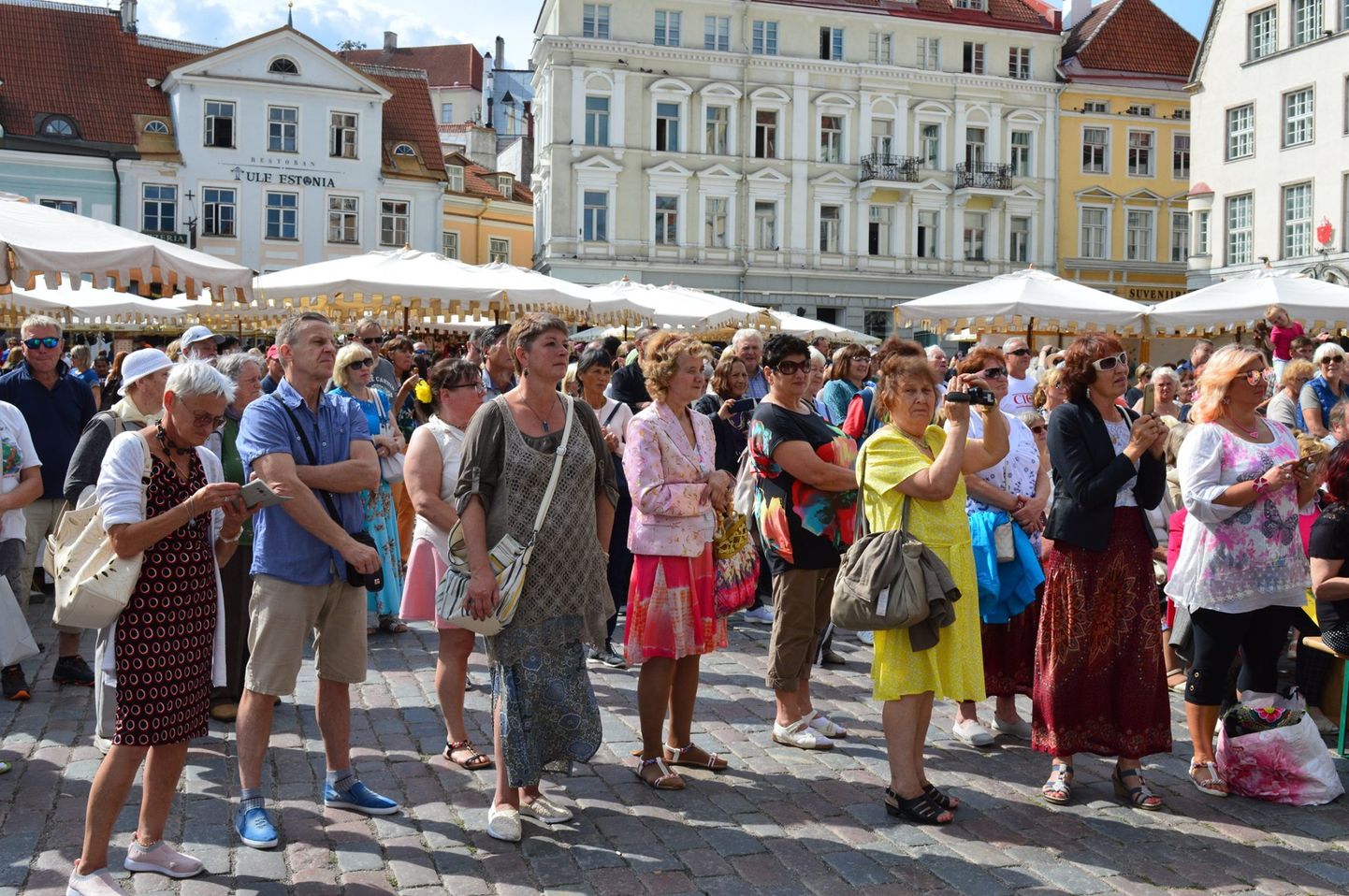 Tallinna Raekoja platsil kuulasid ja vaatasid esinejaid nii turistid kui pealinlased.