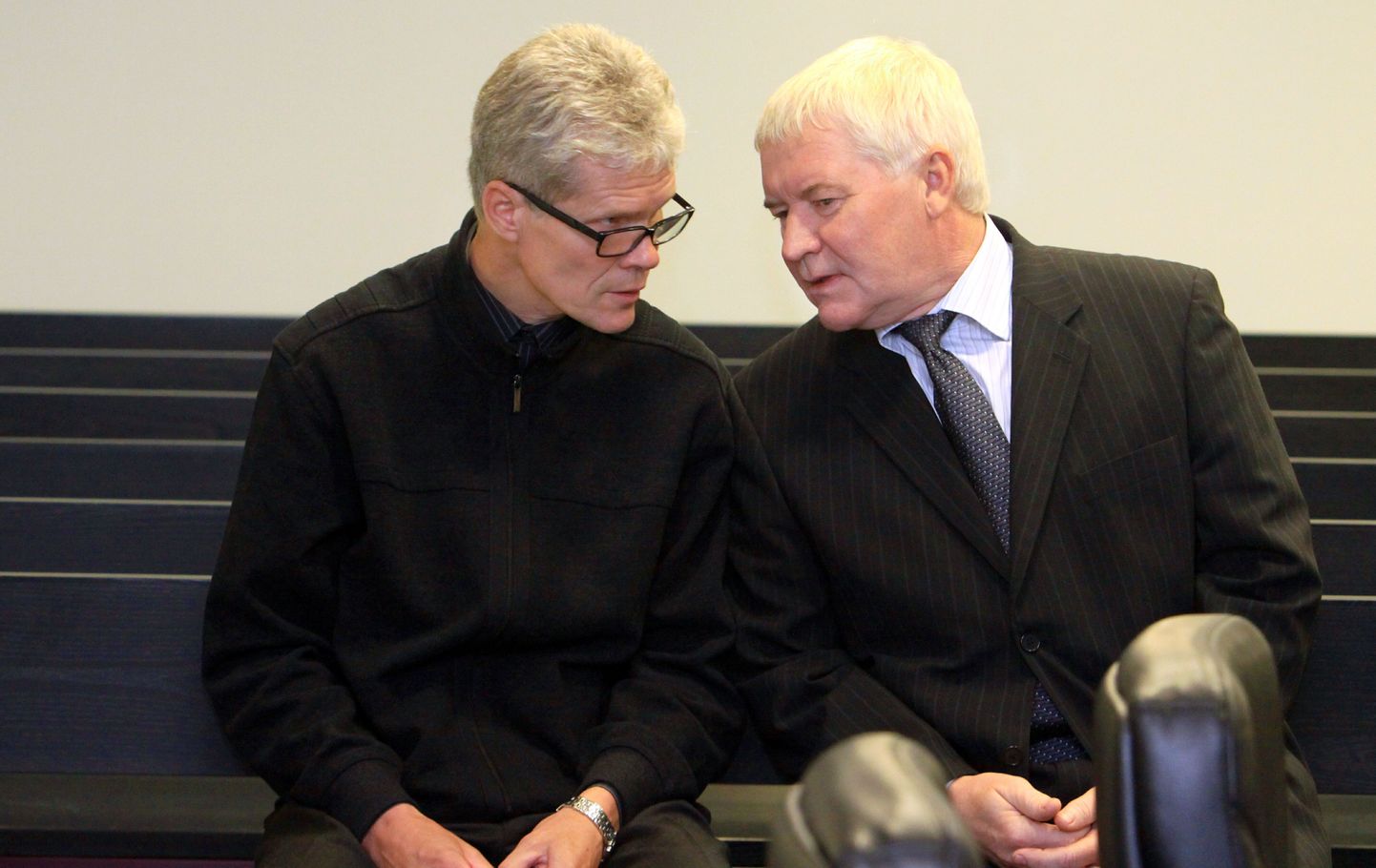 Vello Järvesalu (paremal) ja Raivo Fridolin kohtusaalis süüaluste pingis.