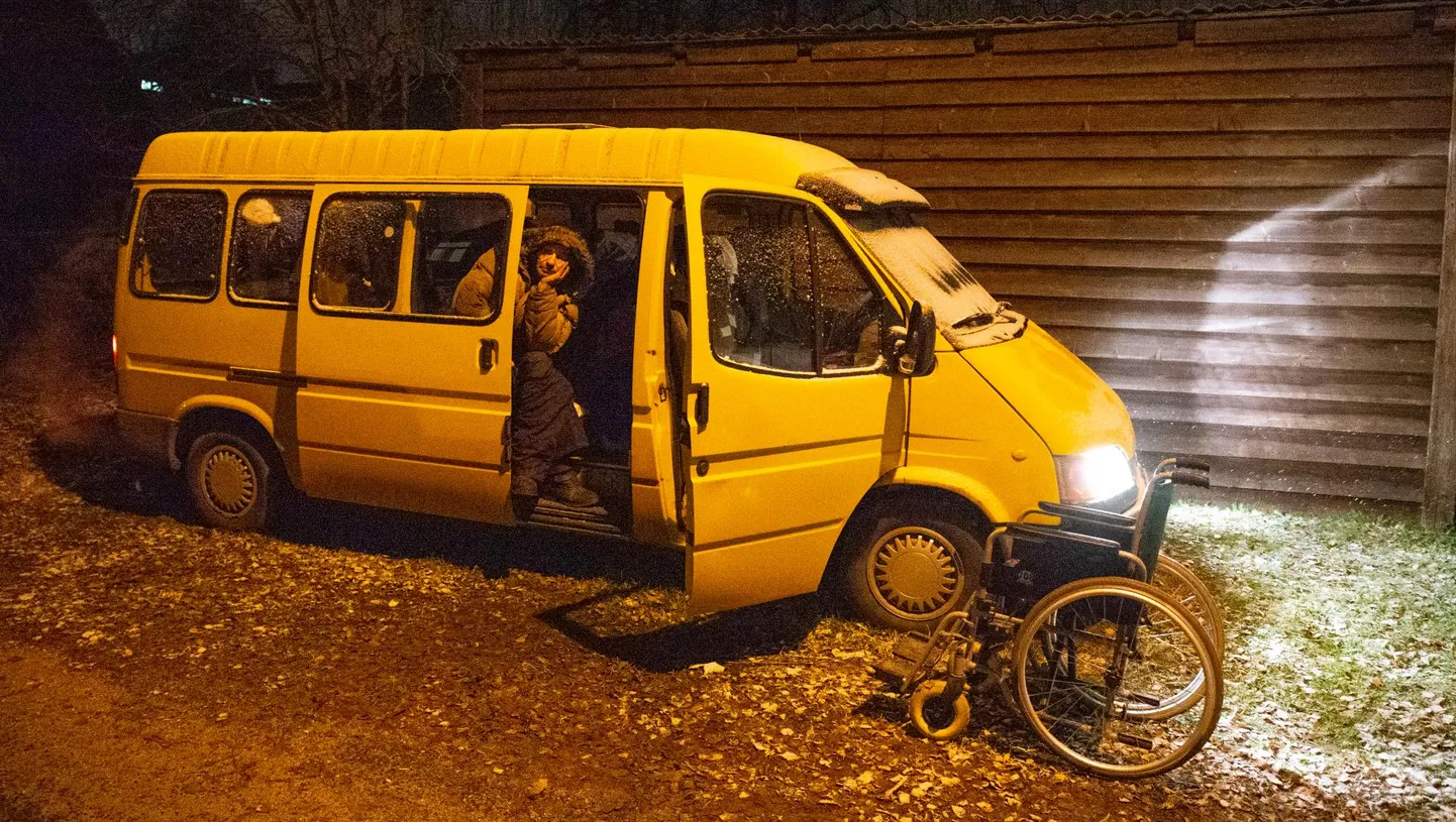 Viiekümnendates Edmund Pirn peatus oma kollase Ford Transitiga ligi kolm nädalat Meloni tänaval, kuid häiris kohalike und pläriseva mootoriga, mis mõnel ööl vahepeal töötas.