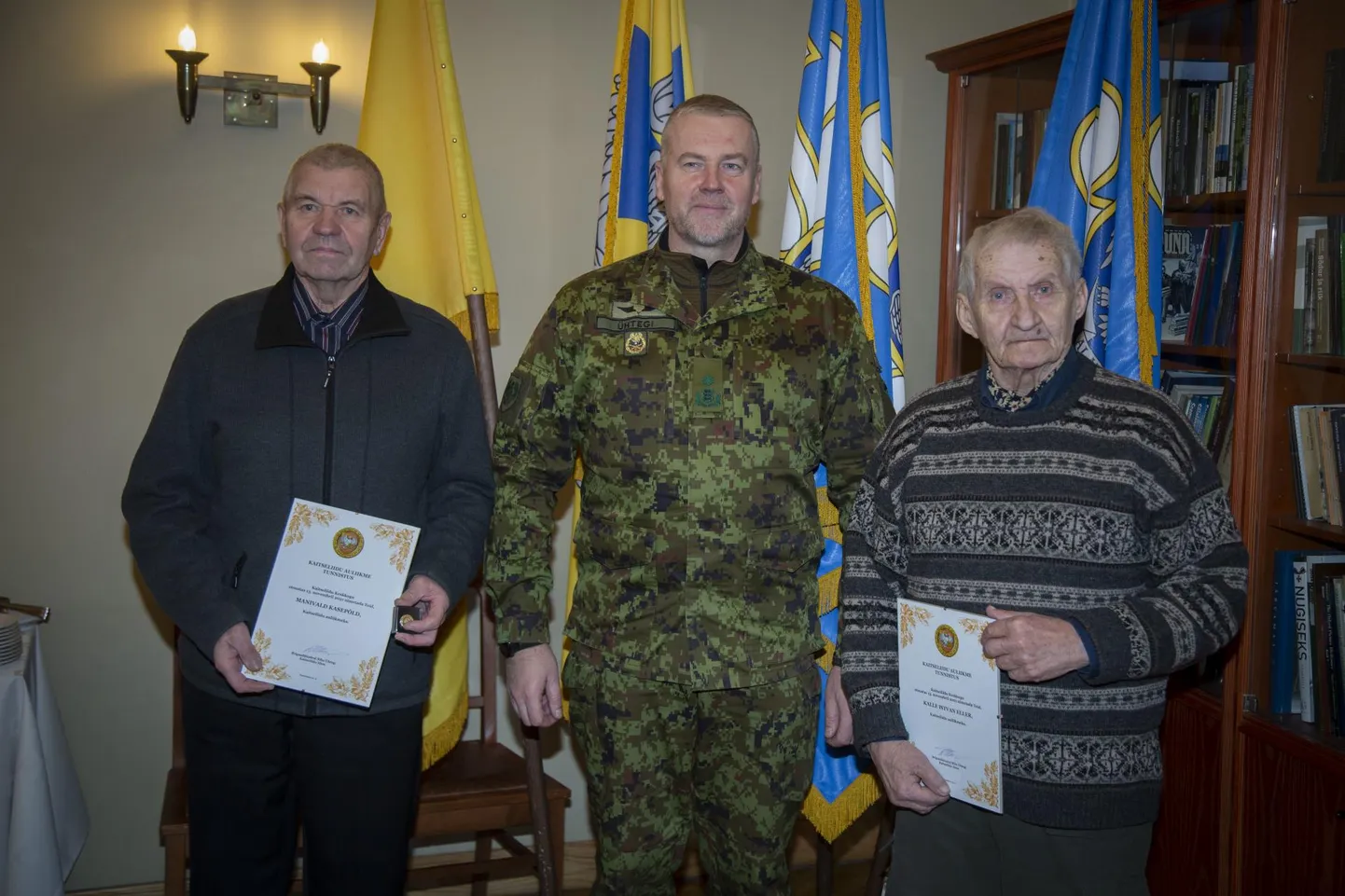 Kaitseliidu ülem brigaadikindral Riho Ühtegi Kaitseliidu auliikmete Manivald Kasepõllu (vasakul) ja Kalle Istvan Elleriga.
