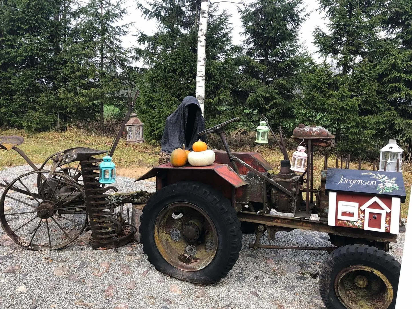 Sepa talu väravas võtab külalisi vastu uhke halloween&#39;i-dekoratsioon.