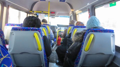 Водитель автобуса в Латвии помог ребенку вернуться домой. Хороший поступок или грубое нарушение?
