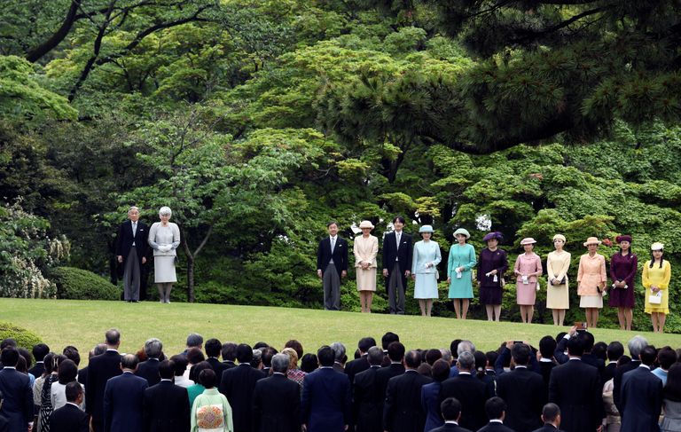 Jaapani keiserlik perekond. Vasakul keiser Akihito ja keisrinna Michiko. Paremal kroonprints Naruhito, kroonprintsess Masako, prints Akishino, printsess Kiko, printsess Mako, printsess Nobuko, printsess Akiko, printsess Yoko, printsess Hisako, printsess Tsugo ja printsess Ayako.