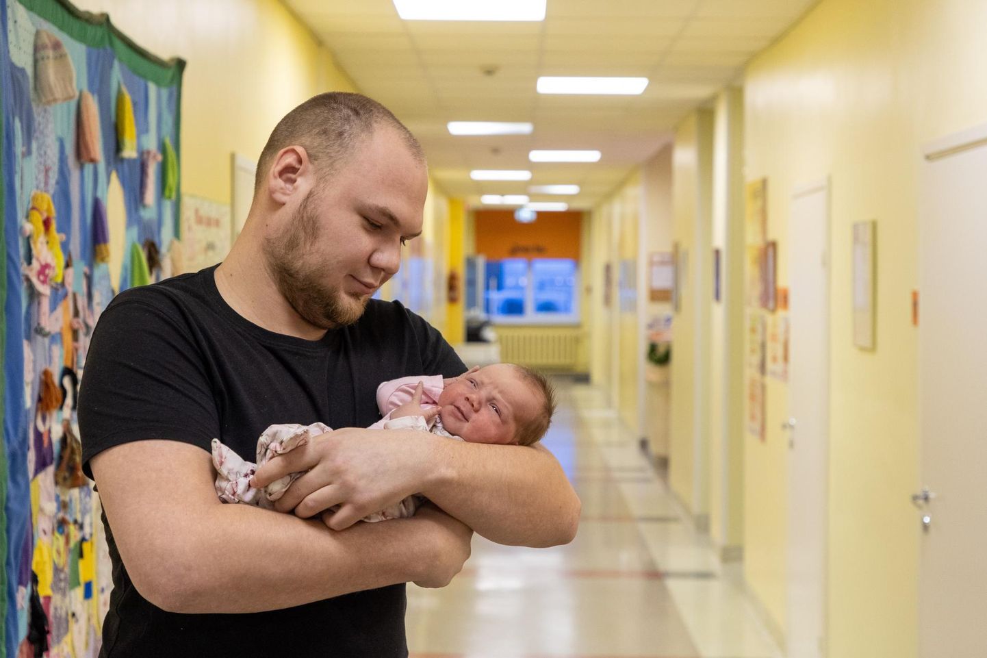 Järvamaa haigla sünnitusosakonnas sündinud aasta esimese beebi Cecilia Clauseni isa Cevin Clausen jäi teenindusega igati rahule.