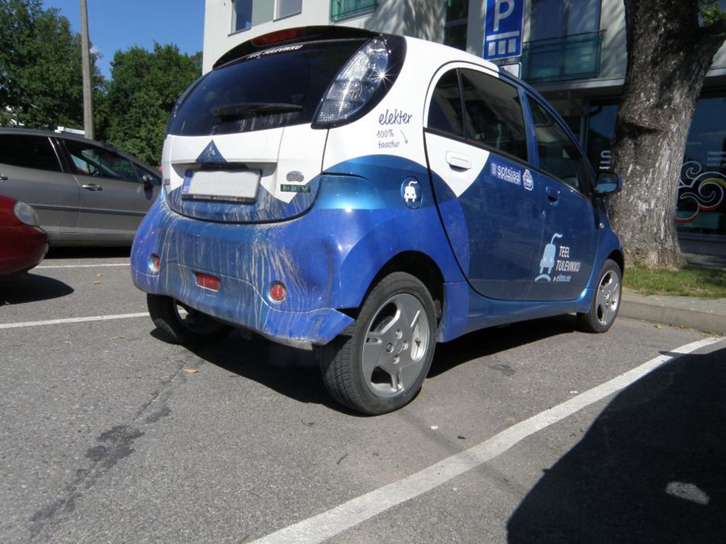 Tartus Vaksali tänaval mõlkis tundmatu juht 13. augusti päeval linna sotsiaalosakonna käsutuses oleva elektriauto Mitsubishi.