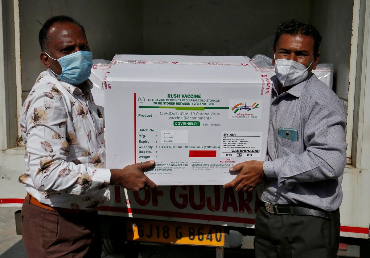 Kodumaise AstraZeneca vaktsiinitoodangu toimetamine Ahmedabadi vaktsineerimiskeskusesse Indias.
