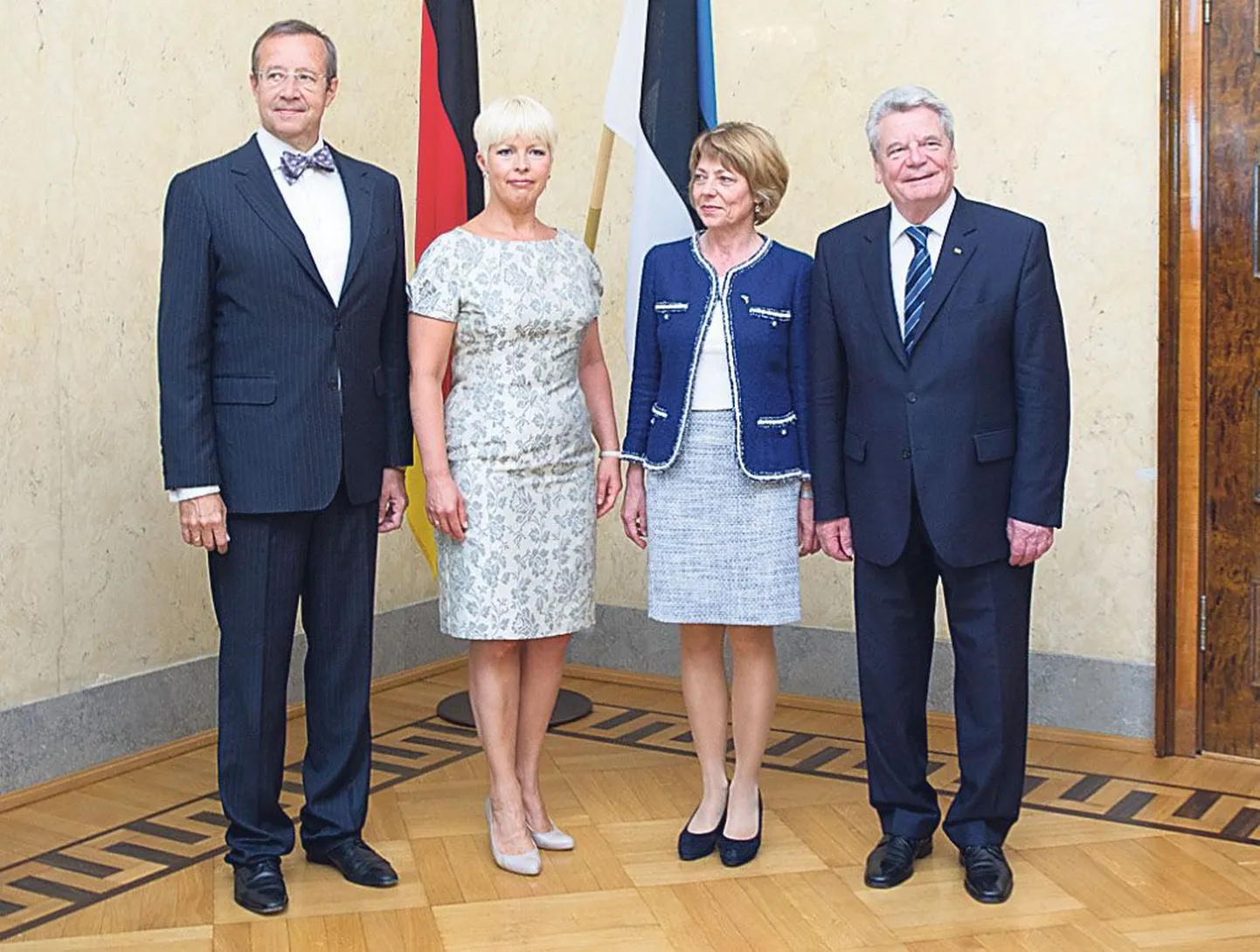 Eesti president Toomas Hendrik Ilves ja Evelin Ilves ning Saksa liidupresident Joachim Gauck oma elukaaslase Daniele Schadtiga Kadrioru lossis.