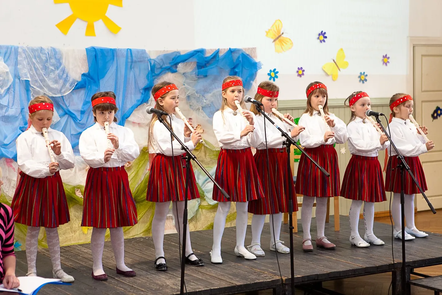 "Lauluaias 2001" parim ansambel - Sindi lasteaia Pillipiigad.