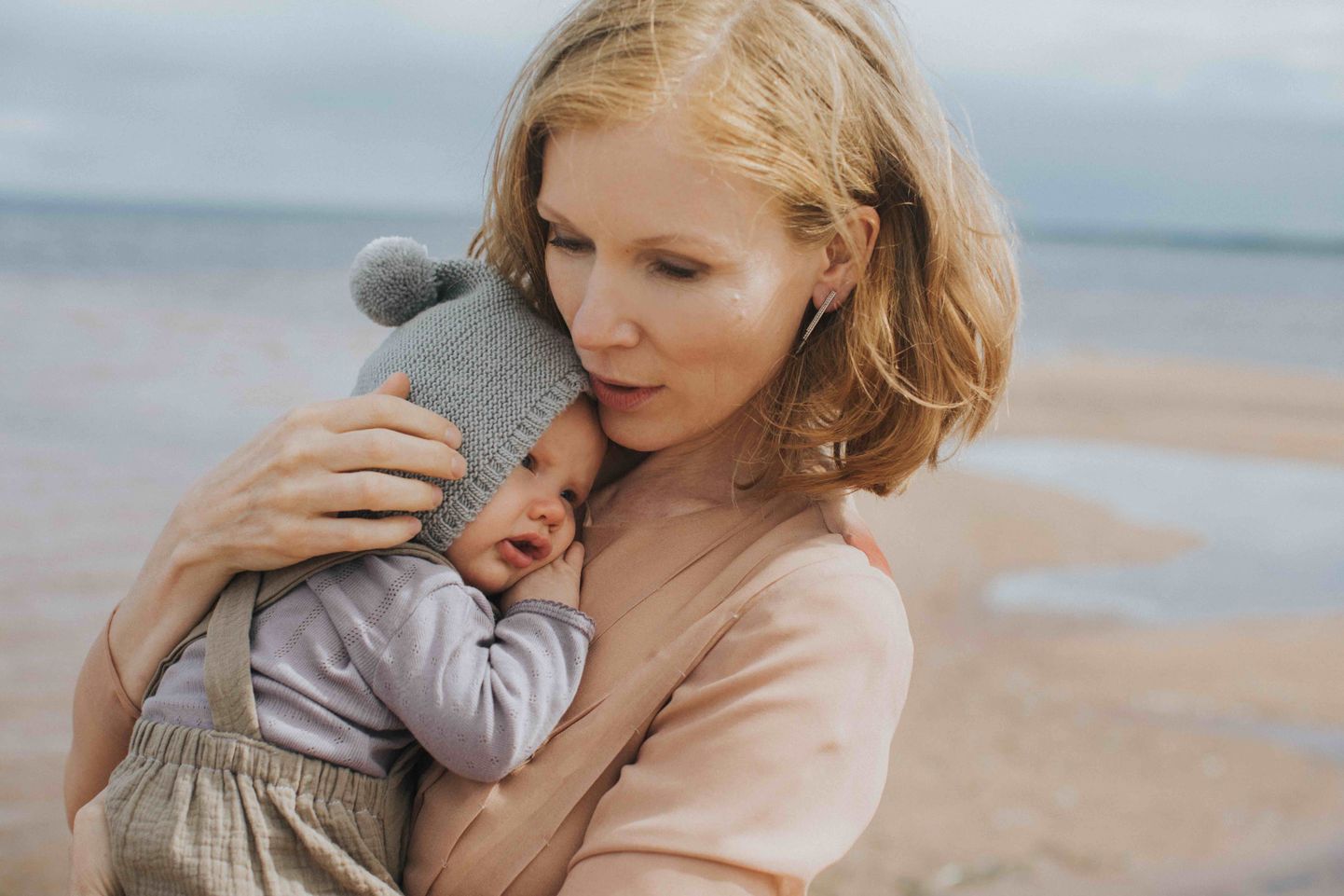 Pildil näitleja Maarja Jakobson koos tütar Helmiga