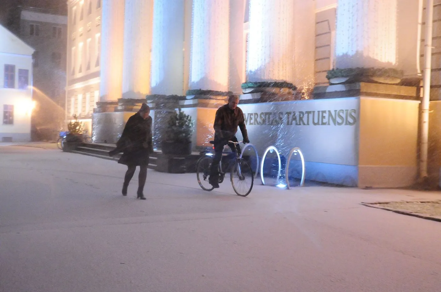Tartu Ülikooli peahoone ees.