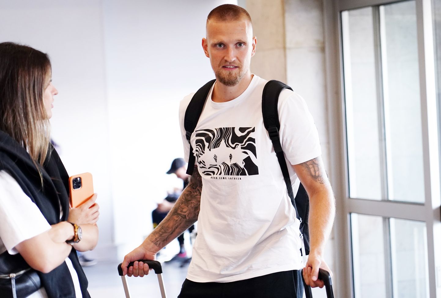 Latvijas vīriešu basketbola izlases spēlētājs Aigars Šķēle lidostā "Rīga" pirms izlidošanas uz Taivānu, kur piedalīsies pārbaudes spēlēs pirms Pasaules kausa finālturnīra Džakartā.