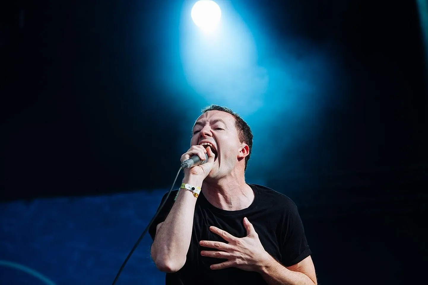 Jeremy Bolm esinemas Touché Amoréga Highfieldi festivalil.