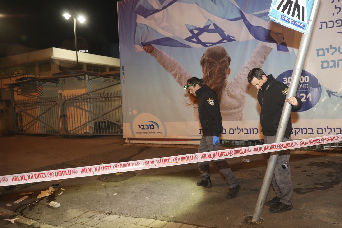 Iisraeli politseinikud Jeruusalemma autorünnaku paika uurimas.