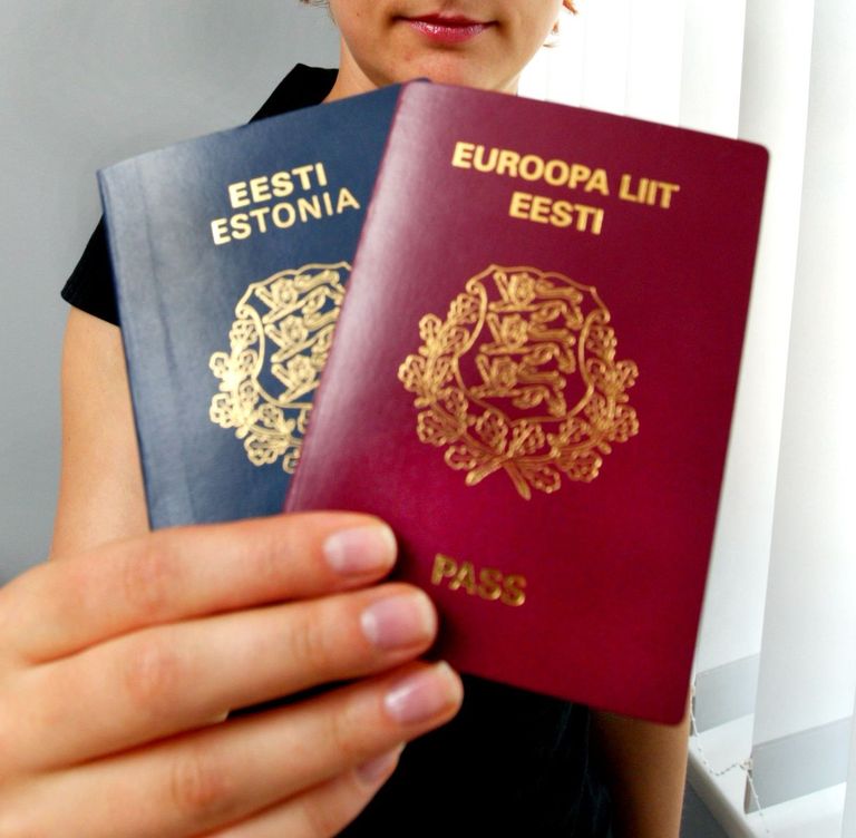 Еще не все отвыкли называть паспорт «синим», хотя цвет ЕС - красный, прямо как у восточных соседей.