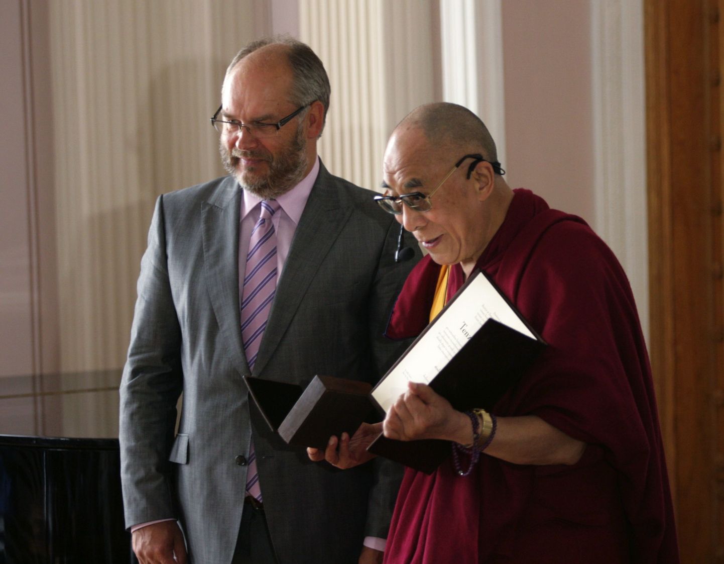 Tartu Ülikooli rektor Alar Karis andis täna Tallinnas Teaduste Akadeemia saalis tiibetlaste usujuhile dalai-laamale üle enda juhitava kõrgkooli audoktori medali.