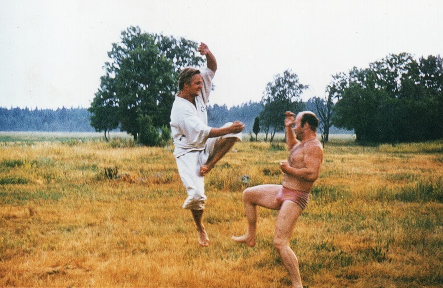 Karatelaagris lustimas 1972. a suvel. Kimonos Etker Jõeleht, ujumispükstes Rein Siim.