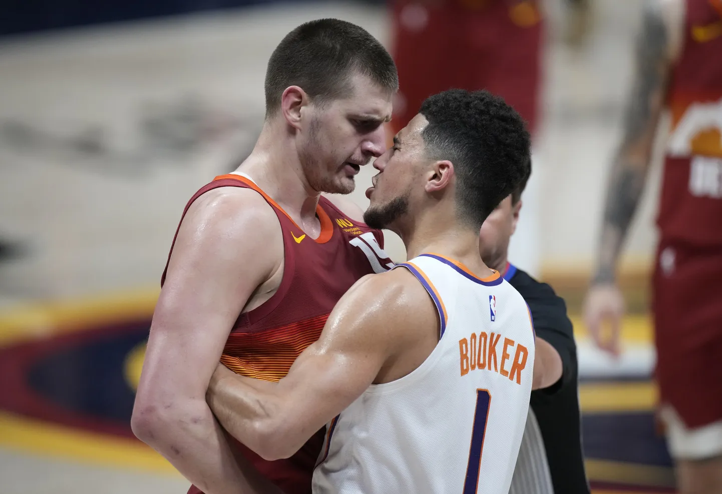 Nikola Jokic (vasakul) ja Devin Booker.