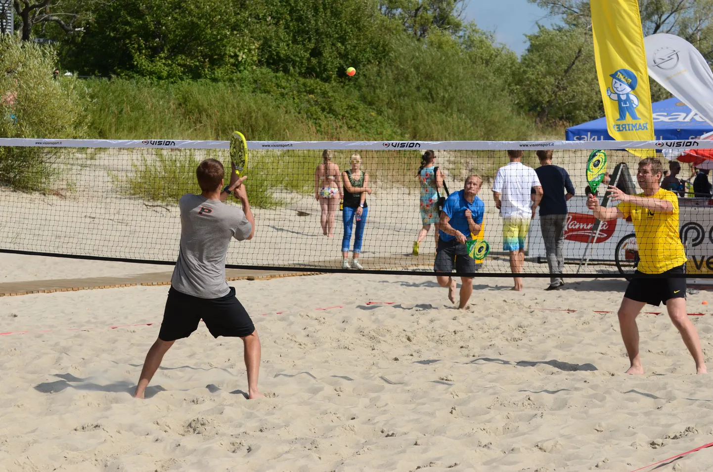 Rannatennis Pärnu plaažil.