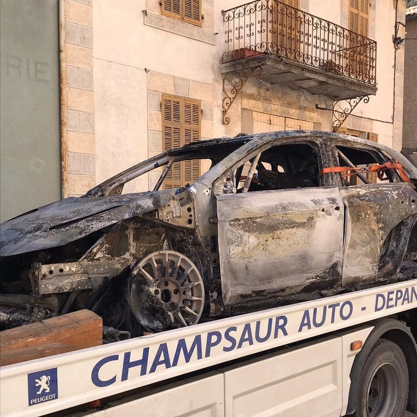 Jonathan Hirschi ja Michaël Volluzi ralliauto põles maha.