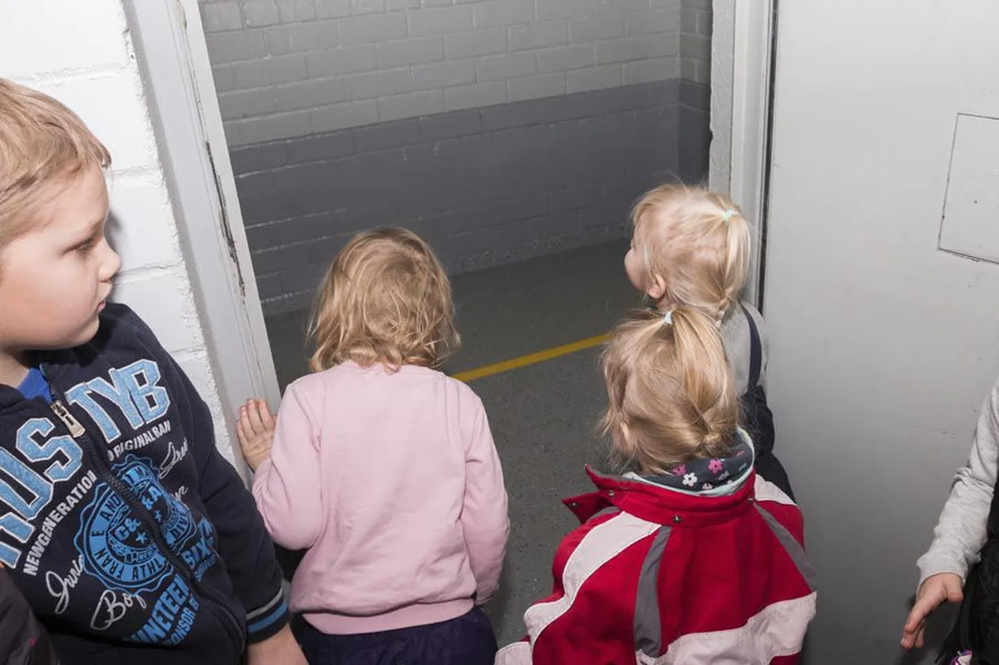 Sel ajal kui lapsed said uudistada tühja kainestuskambrit, röökis kõrvalruumis üks magama toodud kodanik, kes lubas algul kõiki kohtusse kaevata ja avaldas seejärel soovi ka ise lahtiste uste päevast osa saada. Ta jäeti siiski luku taha.