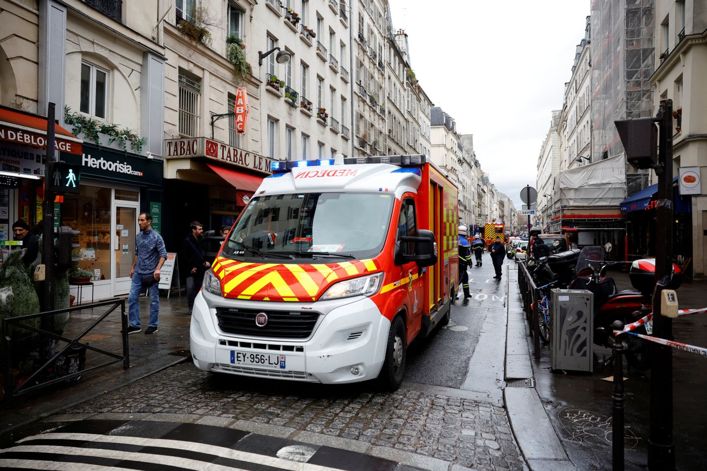 Полиция и пожарная служба в центре Парижа в пятницу, 23 декабря.
