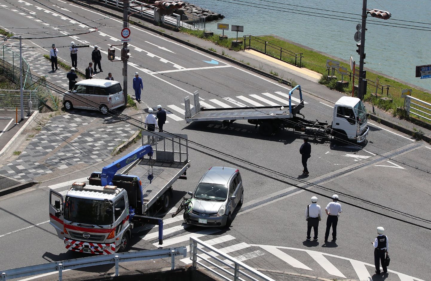 В японском городе Оцу, префектура Сига, автомобиль врезался в толпу воспитанников детского сада, двое детей погибли, 13 госпитализированы.