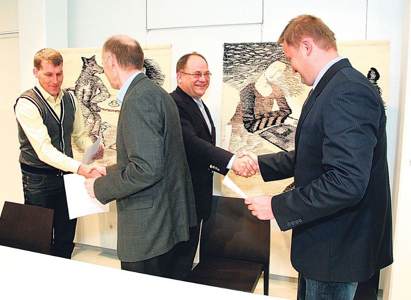 Andres Metsoja (vasakul), Eeri Tammik, Neinar Seli ja Taimo Tammeleht kinnitasid EOK ja omavalitsuste koostöölepingule antud allkirju mehise käepigistusega.