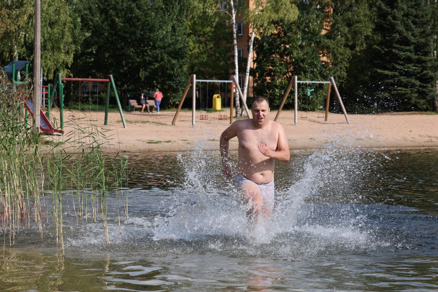 Tartlane Siim Avi läheb ujuma olenemata sellest, kas vee- ja õhutemperatuurid on rannatablool kirjas või ei.