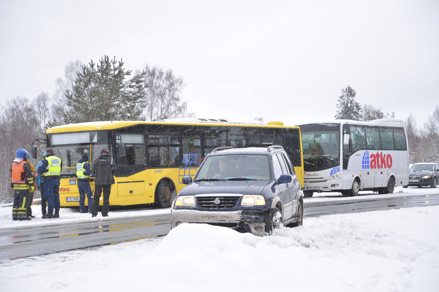 Õnnetus sai alguse sellest, et bussidest mööduv maastur kaotas juhitavuse ja riivas teepiiret.