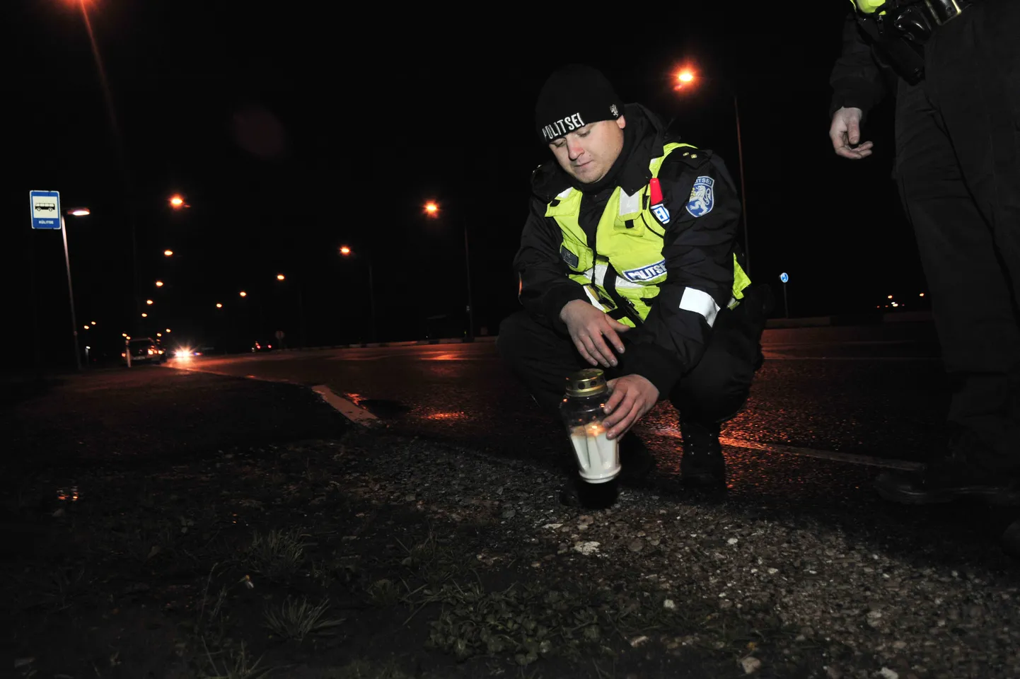Lõuna prefektuuri politseinikud mälestasid viimase kolme aasta jooksul hukkunud jalakäijaid nende hukkumiskohtades. Pildil nooremkonstaabel Marek Mõttus.
