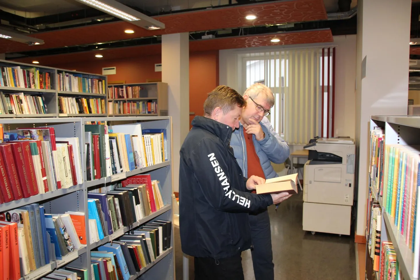 Otepää vallavanem Jaanus Barkala (esiplaanil) ja vallavalitsuse liige Andres Arike tutvusid ka Cēsise raamatukoguga.