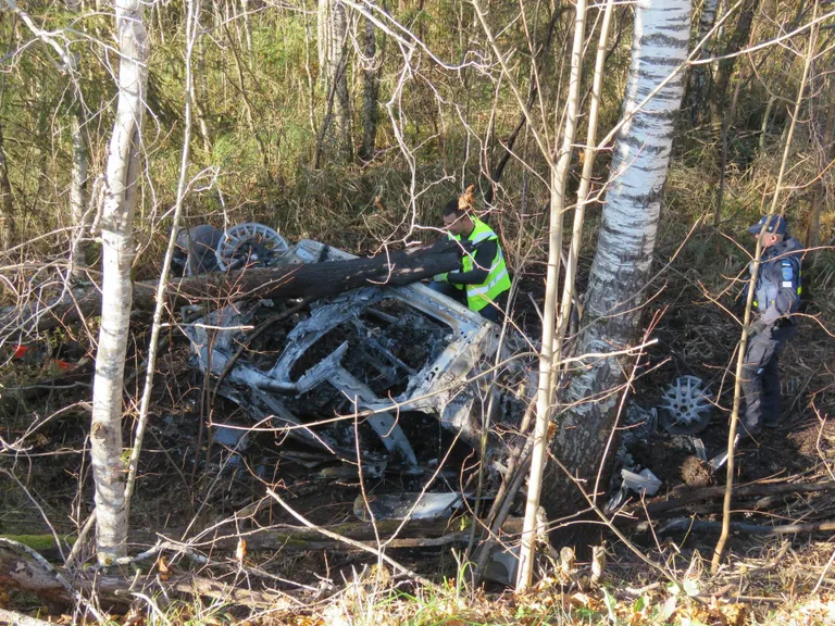 Asfaltteel vastassuuna vööndisse kaldunud, teelt välja sõitnud ja põlema süttinud autost ei jäänud järgi suurt midagi peale vraki. Sohver põles masinasse sisse.