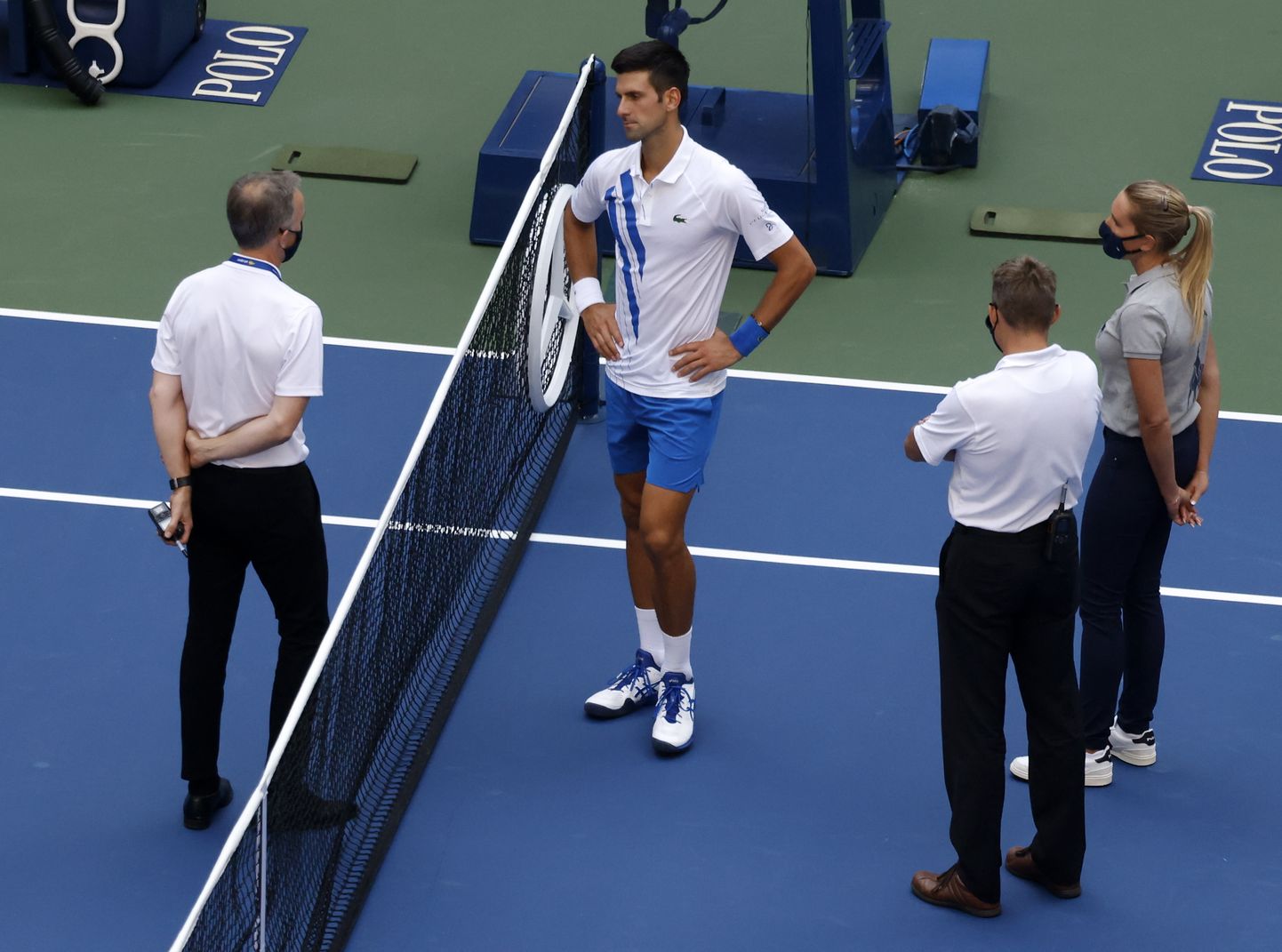 Kohtunike otsus oli selge: Novak Djokovic (vasakult teine) diskvalifitseeritakse.