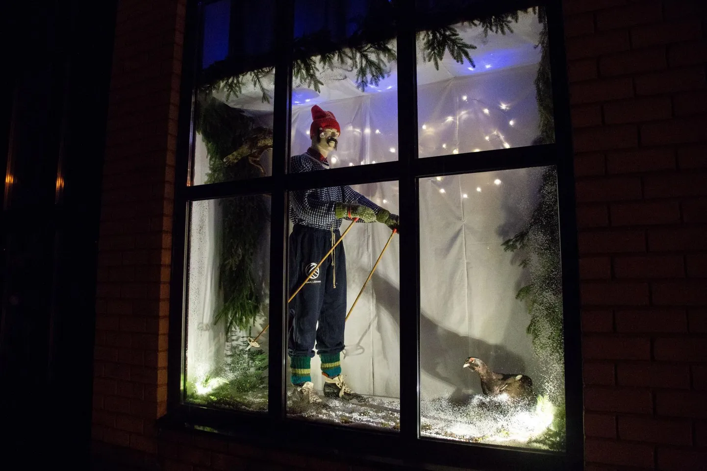 Väätsa rahvamaja akende kaunistamisel said kaasa lüüa kõik soovijad, olgu siis tegu jahimeeste, spordiseltsi või koolilastega.