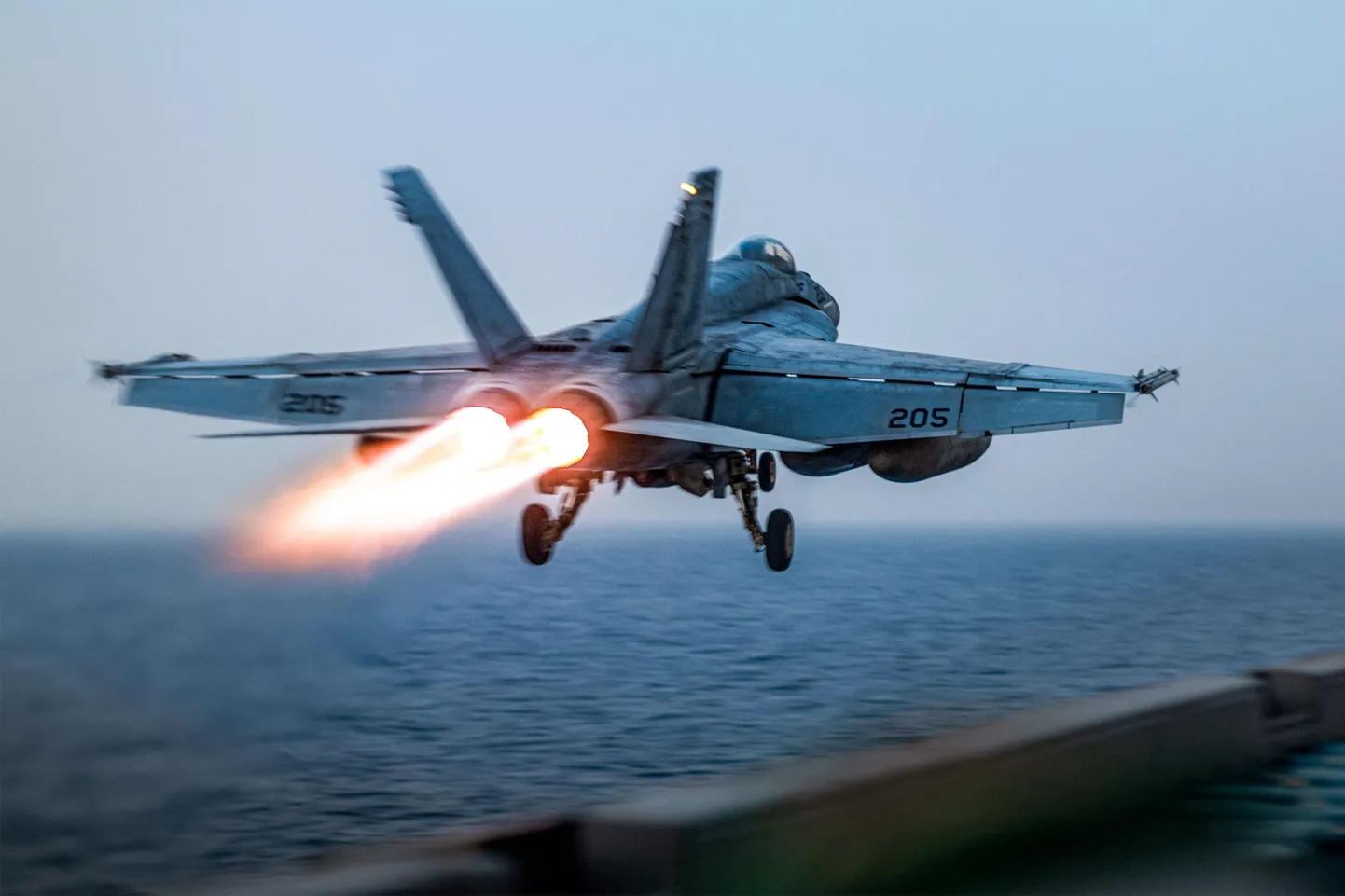 F/A-18 Super Hornet pacelšanās no USS Harry S. Truman
