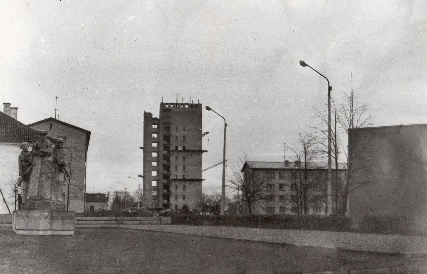 KESKLINNA MAGALA KERKIB: 1970. aasta kevadel tehtud fotol on paremal näha Uus 34 elamu, mis jääb osaliselt hiljuti valminud kultuurikeskuse teatrisaali varju. Keskel paistab veetorn-elamu, mille ehitus on jõudmas lõppjärku. Vasakule, nn Upa-meeste monumendi taha jäävad pioneeride maja ja Tallinna 14 korterelamu.