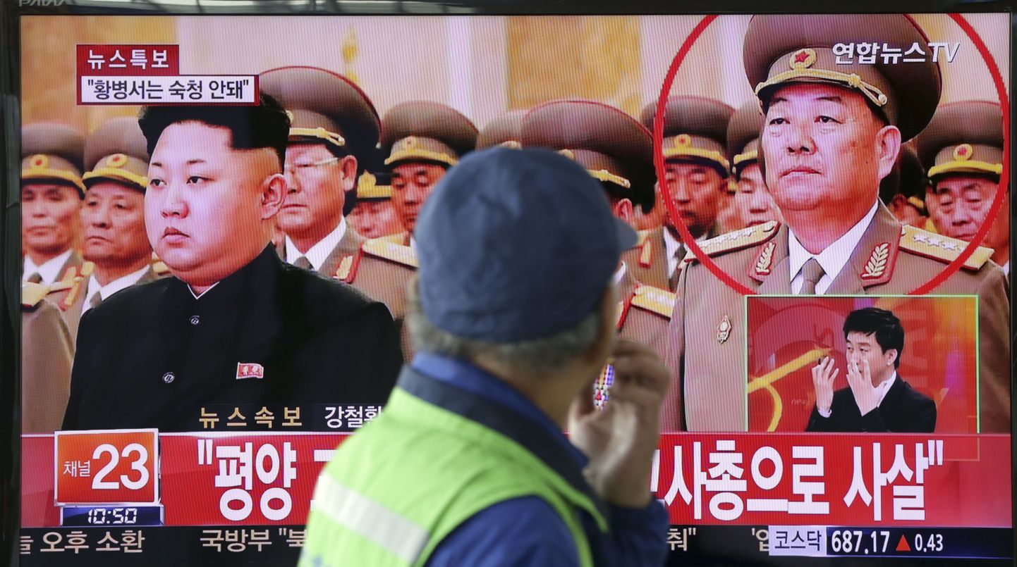 Министр обороны КНДР Хен Ен Чхоль, якобы расстрелянный на прошлой неделе за госизмену, был показан в эфире северокорейского ТВ.