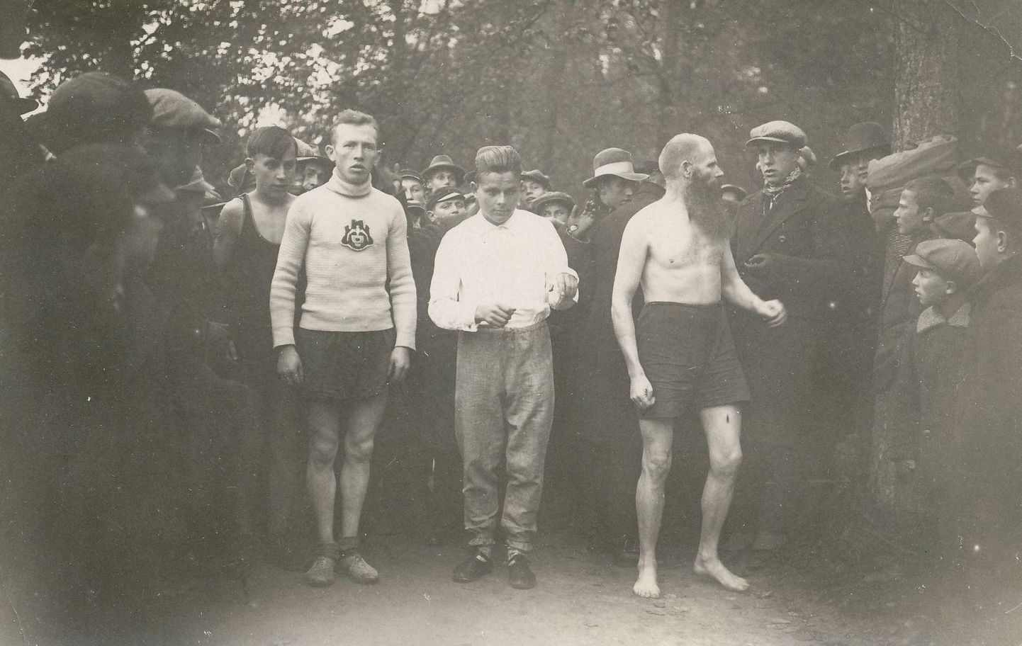 Tähtvere maratoni start Tartus 1927. aastal. Paremal legendaarne paljasjalgne munk ja jooksuentusiast Vend Vahindra ehk Karl Tõnisson ehk Karlis Tenisons.