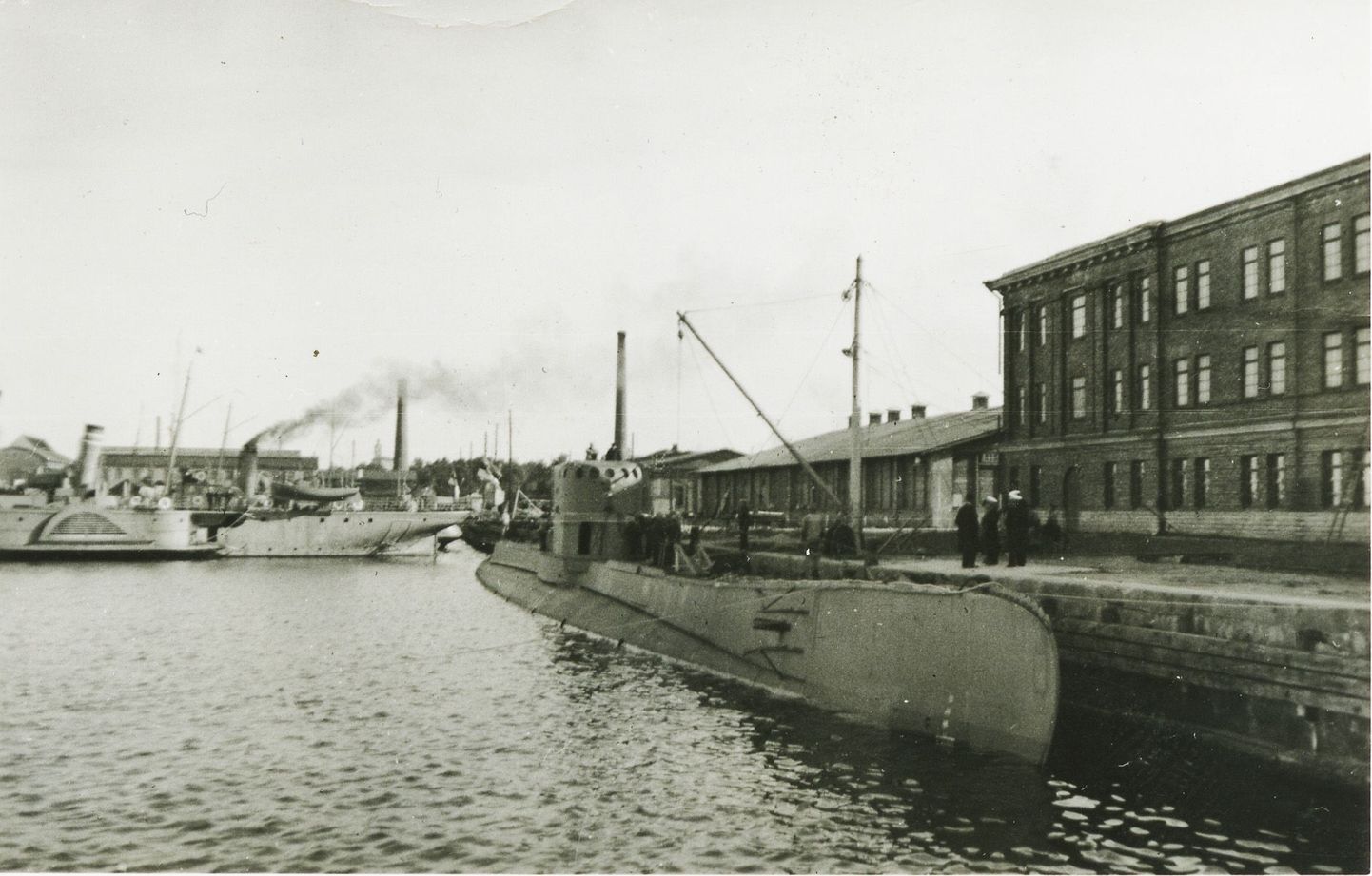 Poola allveelaev Orzel Tallinna sõjasadamas. Laeva põgenemine andis Nõukogude Liidule ettekäände süüdistada Eestit vaenuriikide abistamises.