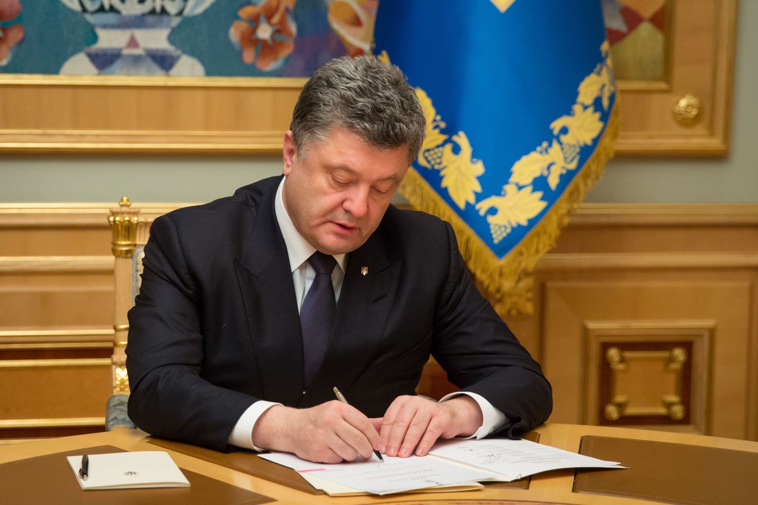 Ukraina president Petro Porošenko eilsel kohtumisel Dnipropetrovski oblasti kubernerist vabastatud Igor Kolomoiskiga.