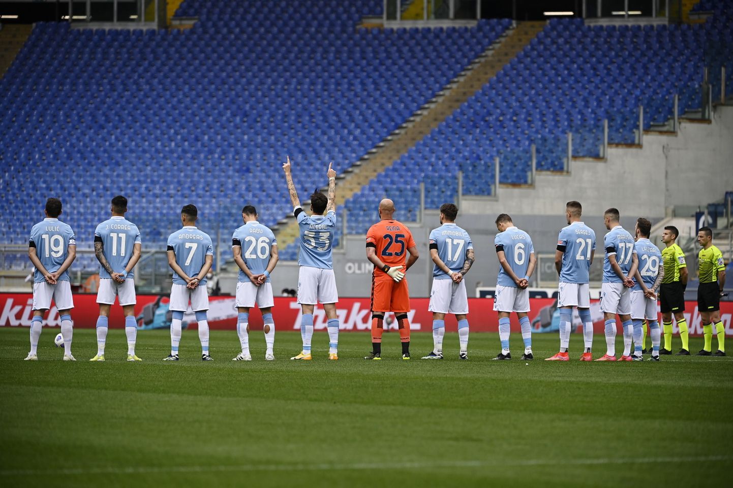 Lazio esindusmeeskond mälestamas varalahkunud Daniel Guerinit.