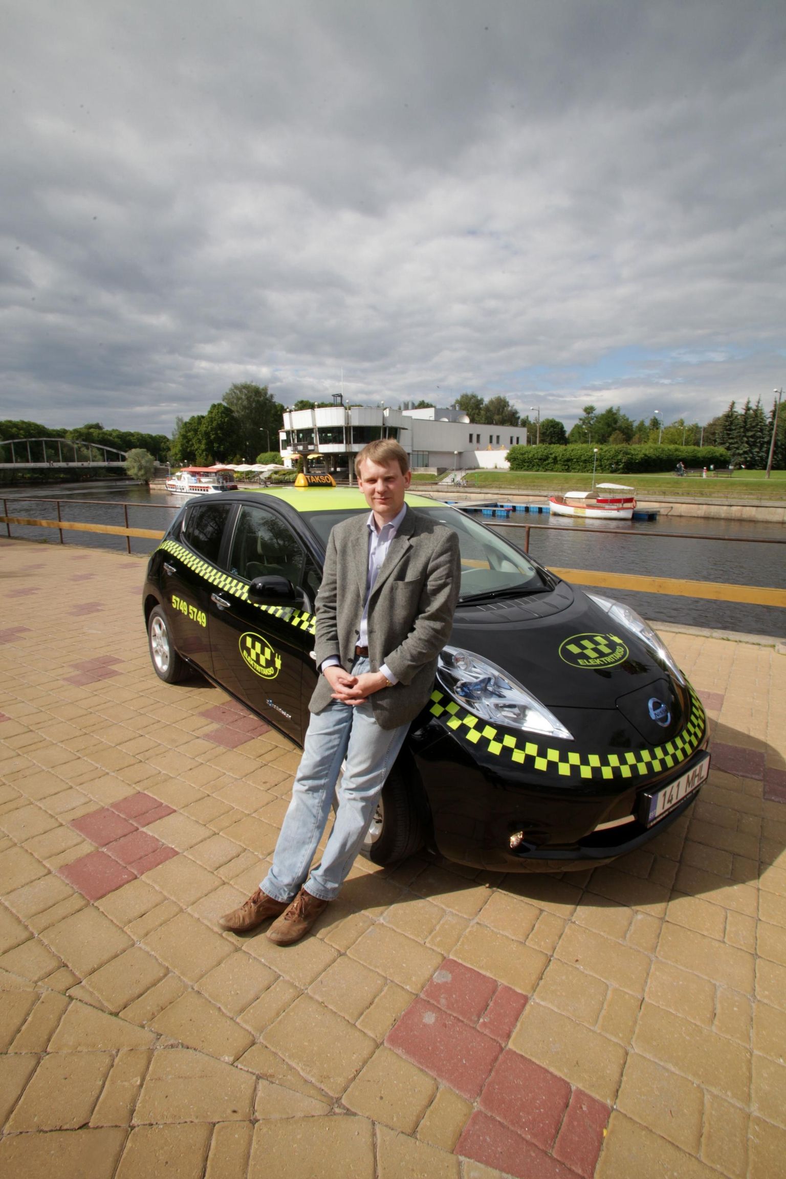 Ermo Kontson alustas Tartus elektriautoga Nissan Leaf taksosõitmist 2012. aasta juunis.