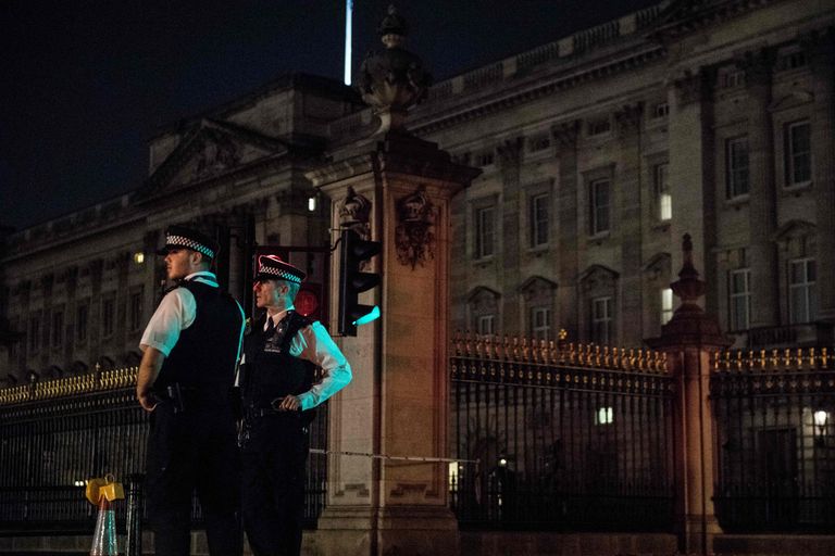 Politseinikud Buckinghami Palee kõrval. Foto: CHRIS J RATCLIFFE/AFP/Scanpix