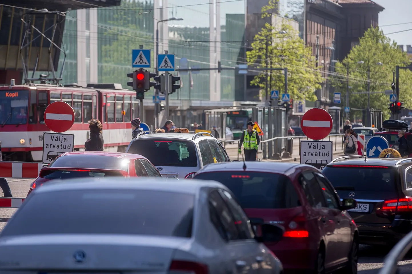 Alates esmaspäevast on Narva maantee algus autode jaoks täielikult suletud.