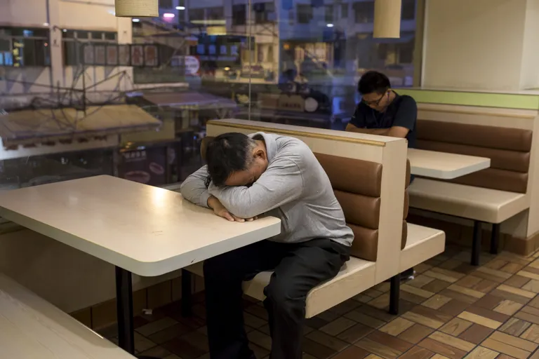 Sajad inimesed ööbivad Hongkongis McDonaldsites